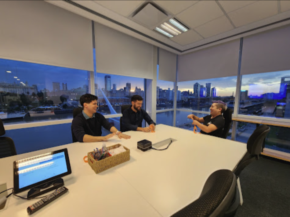 Equipo en oficina al atardecer