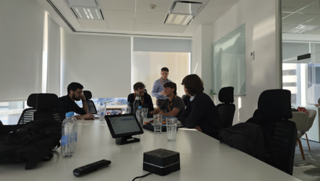 Equipo Vantegrate en sala de reuniones — soluciones de automatización con IA