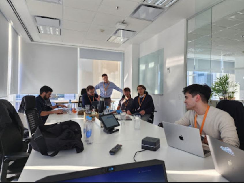 Equipo en sala de reuniones