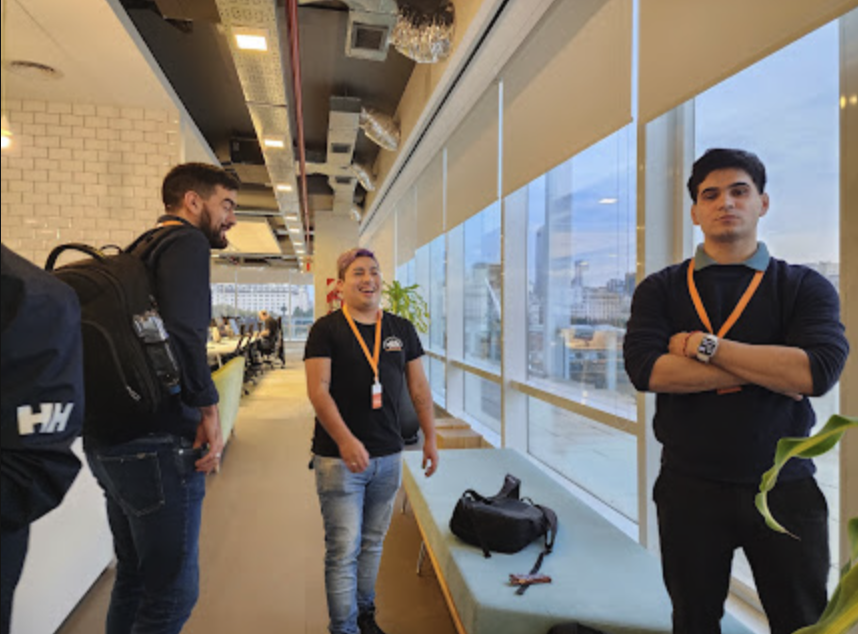 Equipo en pasillo de oficina