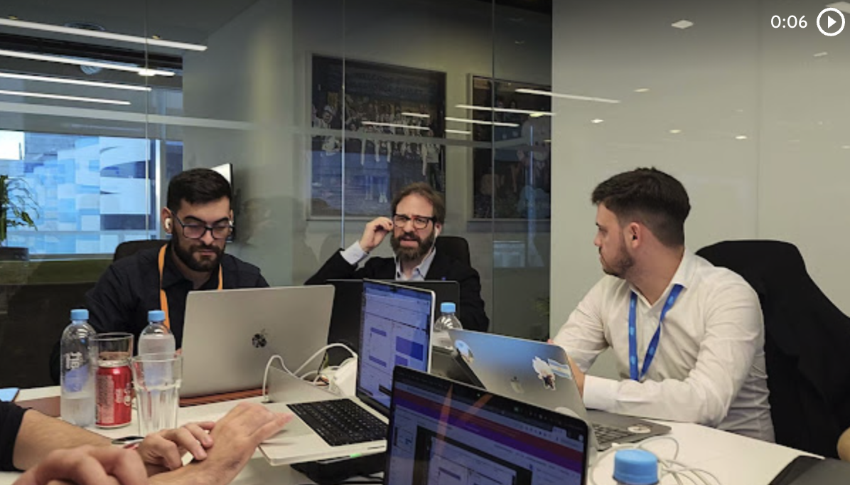 Equipo trabajando con laptops