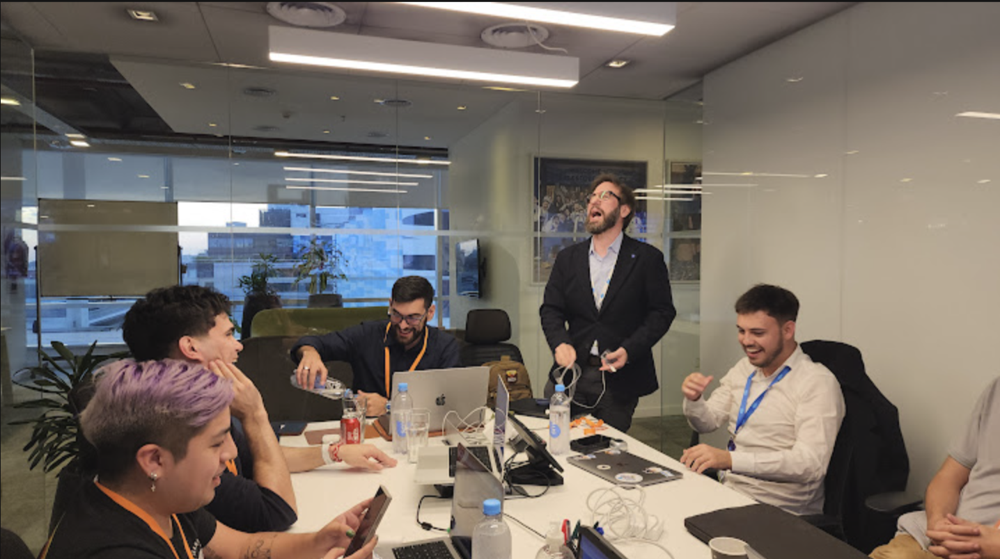 Equipo Vantegrate en sala de reuniones — trabajo colaborativo en IA empresarial