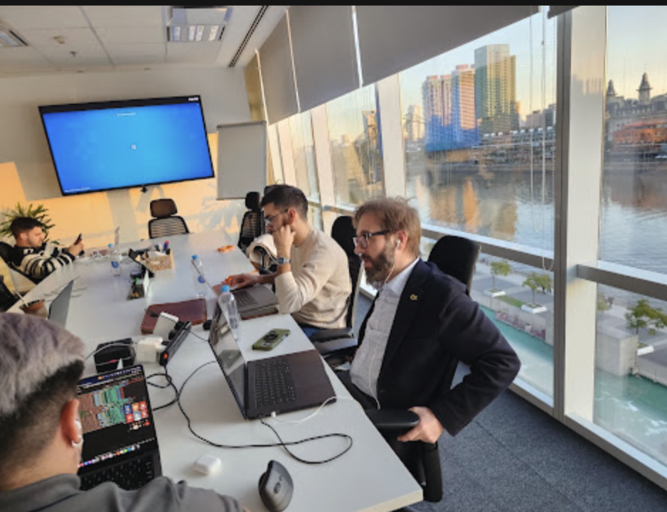 Equipo trabajando con vista al río