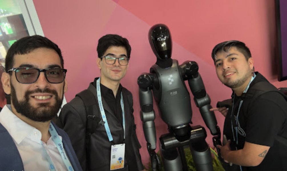 Equipo Vantegrate con robot en evento tech